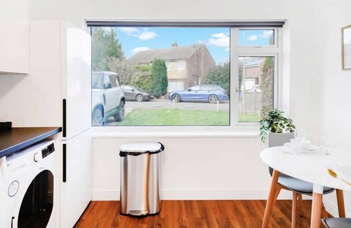 Rushmoor District House | Cozy 3 Bed House for Contractors/Family, Parking