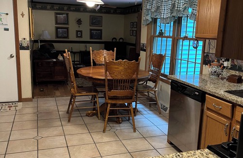 Gansevoort House | Cozy 3 bedrm colonial near Saratoga Springs and Adirondack/Lake George region.