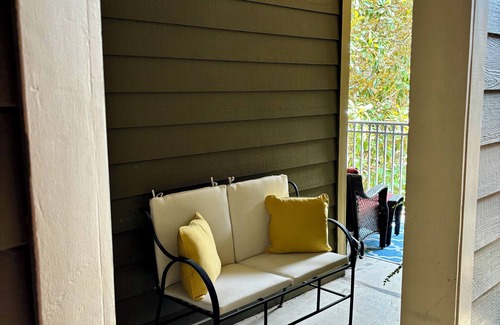 Oxford Condo | Cozy 3 Bedroom/2 Bath - less than 1 mile walk to UM Football/Baseball Stadium!