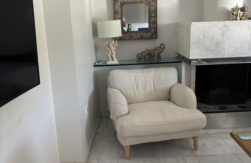 Kavouri Apartment | Cozy 3 Bedroom apartment minutes away from the Athenian Riviera.n
