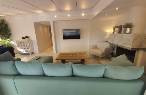 Kavouri Apartment | Cozy 3 Bedroom apartment minutes away from the Athenian Riviera.n