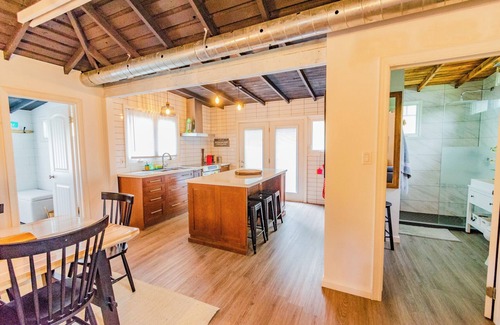 Port Colborne Cottage | Cozy 3 Bedroom Cottage with Beach Access & Lush Outdoor Space
