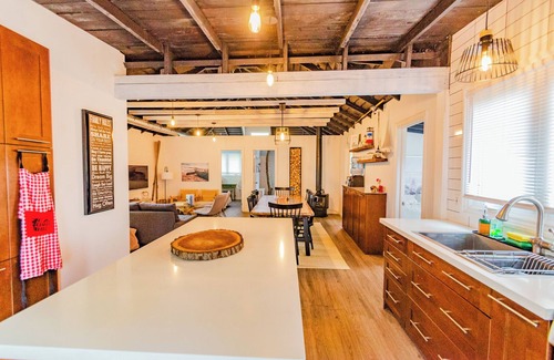 Port Colborne Cottage | Cozy 3 Bedroom Cottage with Beach Access & Lush Outdoor Space