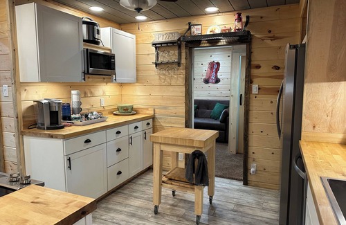 West Village Cabin | Cozy 3-bedroom cabin walking distance to Shaver Lake Village