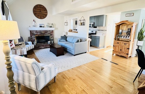 Hyannis Cottage | Cozy 3 bedroom cottage — walk to beach & downtown Hyannis