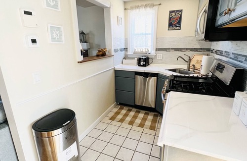Hyannis Cottage | Cozy 3 bedroom cottage — walk to beach & downtown Hyannis