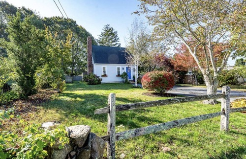 Hyannis Cottage | Cozy 3 bedroom cottage — walk to beach & downtown Hyannis