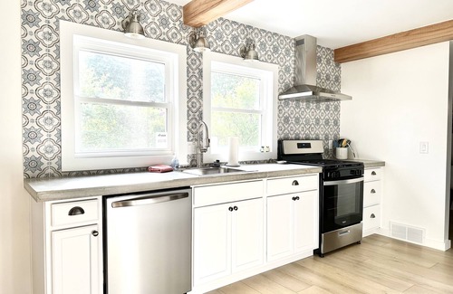 Erie House | Cozy 3 Bedroom Cottage Your Home Away From Home.
