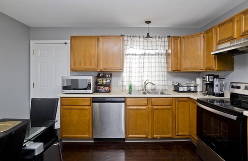 Springfield House | Cozy 3-bedroom Duplex1 with WiFi, AC in peaceful Springfield