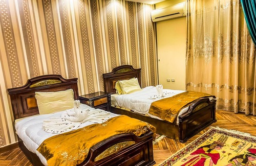 Giza Apartment | Cozy 3-bedroom apartment in charming Giza Pyramids Plateau with WiFi, AC.