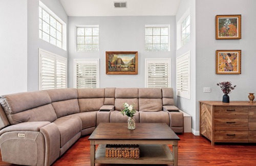 San Bernardino County Villa | Cozy 3-Bedroom Family Home Clean, Spacious & Convenient Location 6 Beds