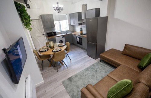 Watford House | Cozy 3-Bedroom Flat - Near Fields & Harry Potter Studios