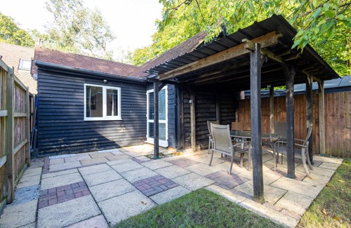 Watford House | Cozy 3-Bedroom Flat - Near Fields & Harry Potter Studios