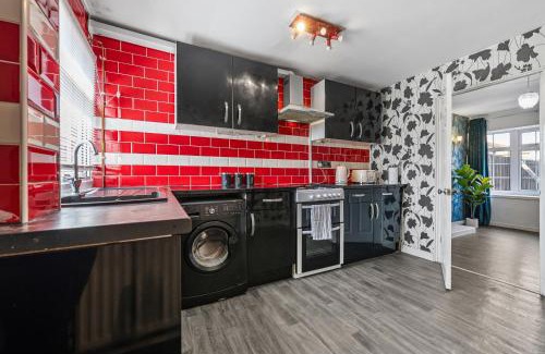 Wyken Apartment | Cozy 3 bedroom house with free parking and near hospital