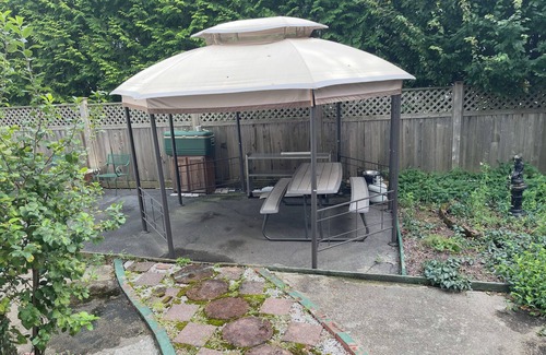 Somerville House | Cozy 3-Bedroom Getaway w/AC & Free Parking Near Boston