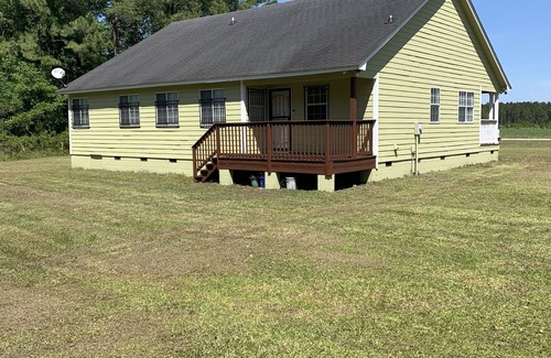 Pineland House | Cozy 3 Bedroom Home, Close to 3 Major Cities