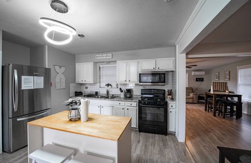 Southside House | Cozy 3-bedroom home w/ HOT TUB 2 min away from lackland and 10 min to SeaWorld!