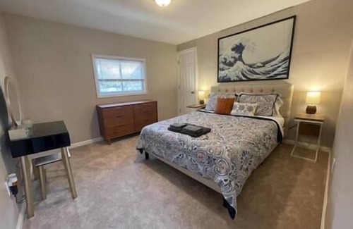 Oakmont House | Cozy 3-bedroom house Quiet street Free parking