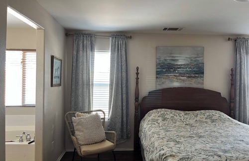 Lancaster House | Cozy 3-bedroom house in tranquil Lancaster with WiFi and AC
