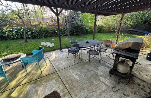 La Riviera House | Cozy 3-bedroom house with office near the American River