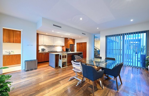 Subiaco House | Cozy 3-bedroom house with Wifi/AC and only mins from cafes and perth cbd.