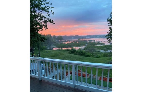 Norton Shores House | Cozy 3 bedroom Lake Cottage