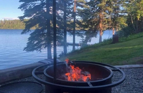 Bridge Lake Cabin | Cozy 3-bedroom lakefront cabin with WiFi