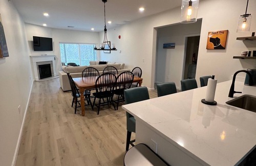 Lincoln Ski Chalet | Cozy 3-bedroom new construction condo in Lincoln minutes from Loon Mountain.