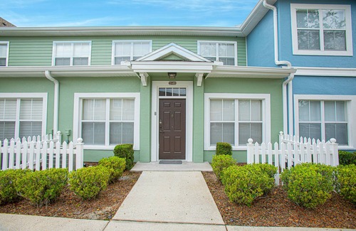 Kissimmee House | Cozy 3-bedroom townhome in Kissimmee close to Disney with WiFi, AC, fitness room