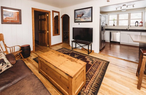 Glenwood Springs Cabin | Cozy 3-bedroom Trapper Cabin in central Glenwood with AC WiFi and yard. Sleeps 6