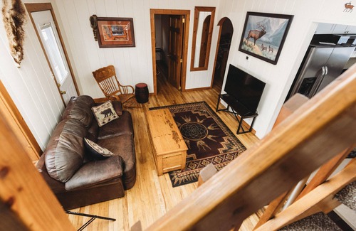 Glenwood Springs Cabin | Cozy 3-bedroom Trapper Cabin in central Glenwood with AC WiFi and yard. Sleeps 6