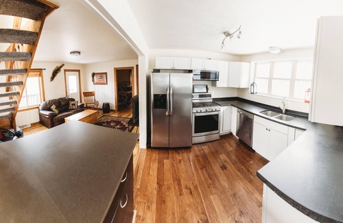 Glenwood Springs Cabin | Cozy 3-bedroom Trapper Cabin in central Glenwood with AC WiFi and yard. Sleeps 6