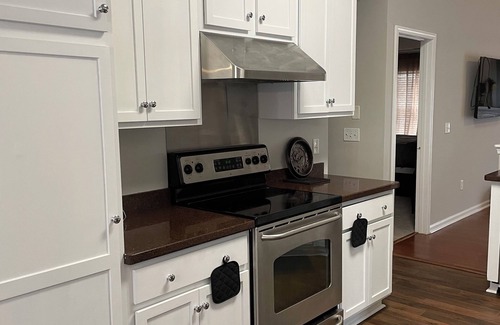 Fairforest House | Cozy 3 bedroom w/bonus, just 3 mins from Upward Star Center, restaurant, shops