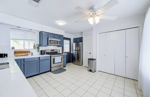 Clodine House | Cozy 3 bedrooms home with a fireplace.