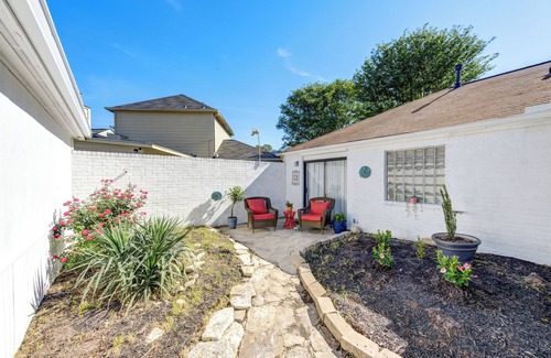 Clodine House | Cozy 3 bedrooms home with a fireplace.