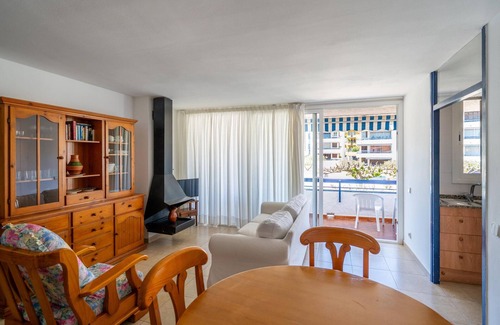 Torredembarra Apartment | Cozy 3-BR Apartment Near Beach with Pool View, Terrace & Wifi in Torredembarra