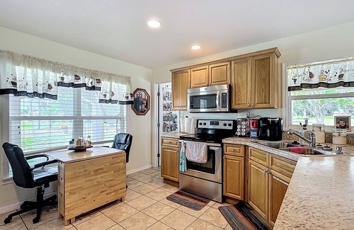 Florida South Atlantic Coast House | Cozy 3 BR home in charming Frostproof with caged saltwater pool. Boat ramp.