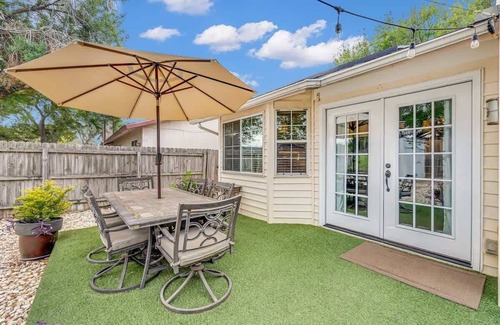West San Antonio House | Cozy 3-BR House | Piano | Outdoor Grill | Sleeps 7