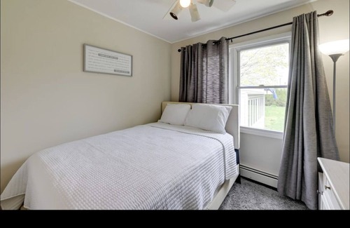 North Babylon House | Cozy 3 BR Near Belmont State Park- 4 min Drive