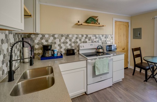 Gulfport Cottage | Cozy ‘3 Oaks Cottage’ in Gulfport: Close to Beach!