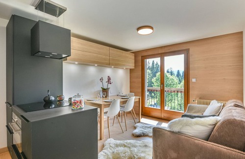 Les Gets Apartment | Cozy 37m² Apartment - Sleeps 5 - Near Slopes & Center with Fireplace