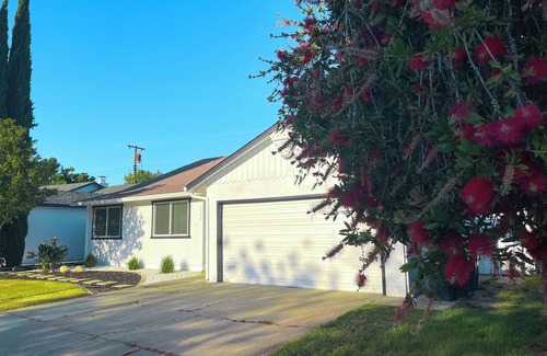 Arden-Arcade House | Cozy 3bds 2 bathrooms HOUSE with Fireplace, King size bed! 6 min away to river.