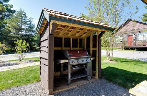 Lake Placid Cabin | Cozy 3Bedroom w/2 Bath and Full Kitchen, Outdoor BBQ, Fire Pits