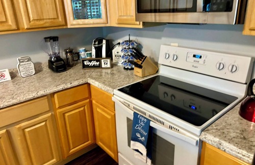 Gainesville House | Cozy 3BR/3BA Gainesville Getaway w/Parking