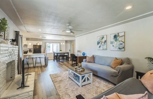 Raisin House | Cozy 3BR Game Room Pool & Ping-Pong Tables Fenced Yard Near Hospitals