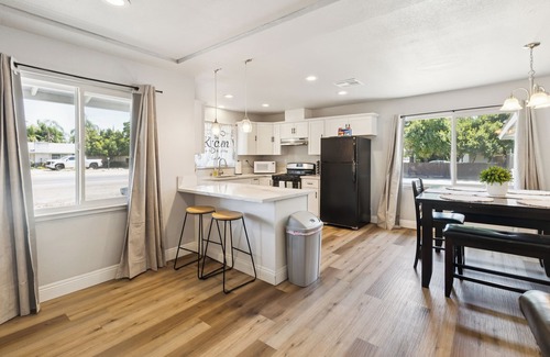 Raisin House | Cozy 3BR Game Room Pool & Ping-Pong Tables Fenced Yard Near Hospitals