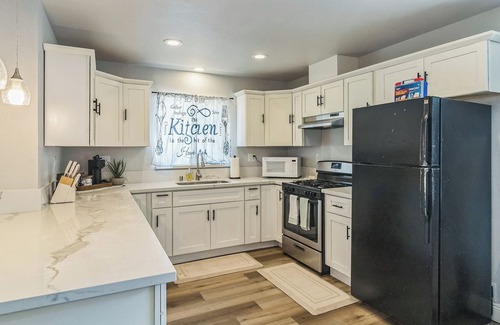 Raisin House | Cozy 3BR Game Room Pool & Ping-Pong Tables Fenced Yard Near Hospitals