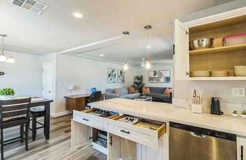 Raisin House | Cozy 3BR Game Room Pool & Ping-Pong Tables Fenced Yard Near Hospitals