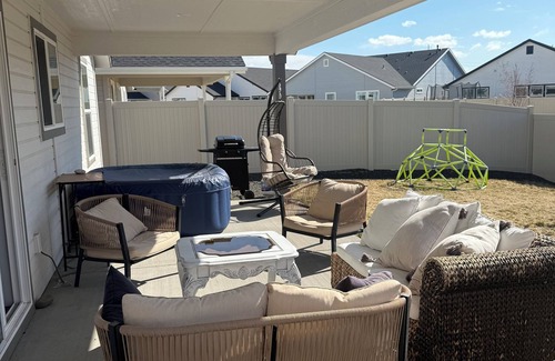Nampa House | Cozy 3BR Getaway King Suite, AC, Near Greenbelt & Ford Center, wineries, parks.