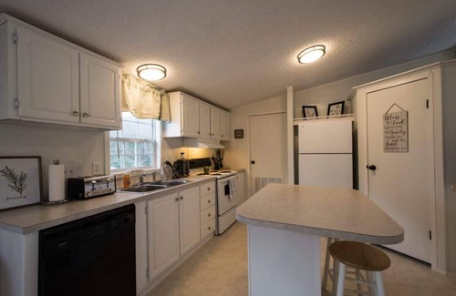 Hendersonville House | Cozy 3BR Hideaway Near Main Street & Lake Lure